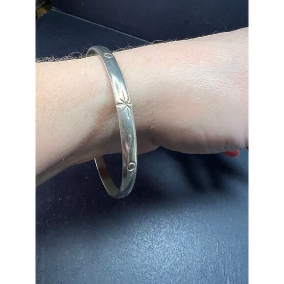 Vintage Sterling Silver Stamped Star & Dot Bangle Bracelet – Size 8.25 - Picture 5 of 12